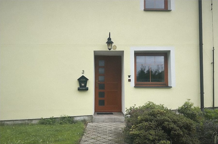 Hnědé vchodové dveře s číslem 3 a poštovní schránkou