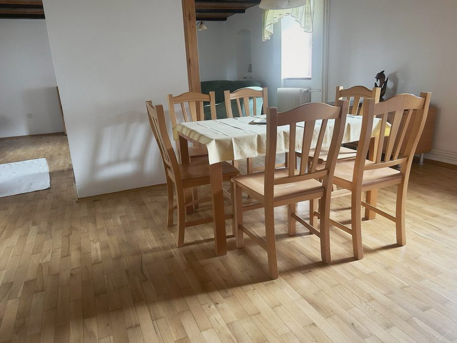 Dřevěný jídelní stůl se šesti židlemi